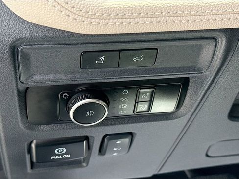 Used 2024 Ford Expedition Limited image 11