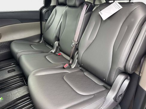 New 2026 Kia Carnival EX image 11