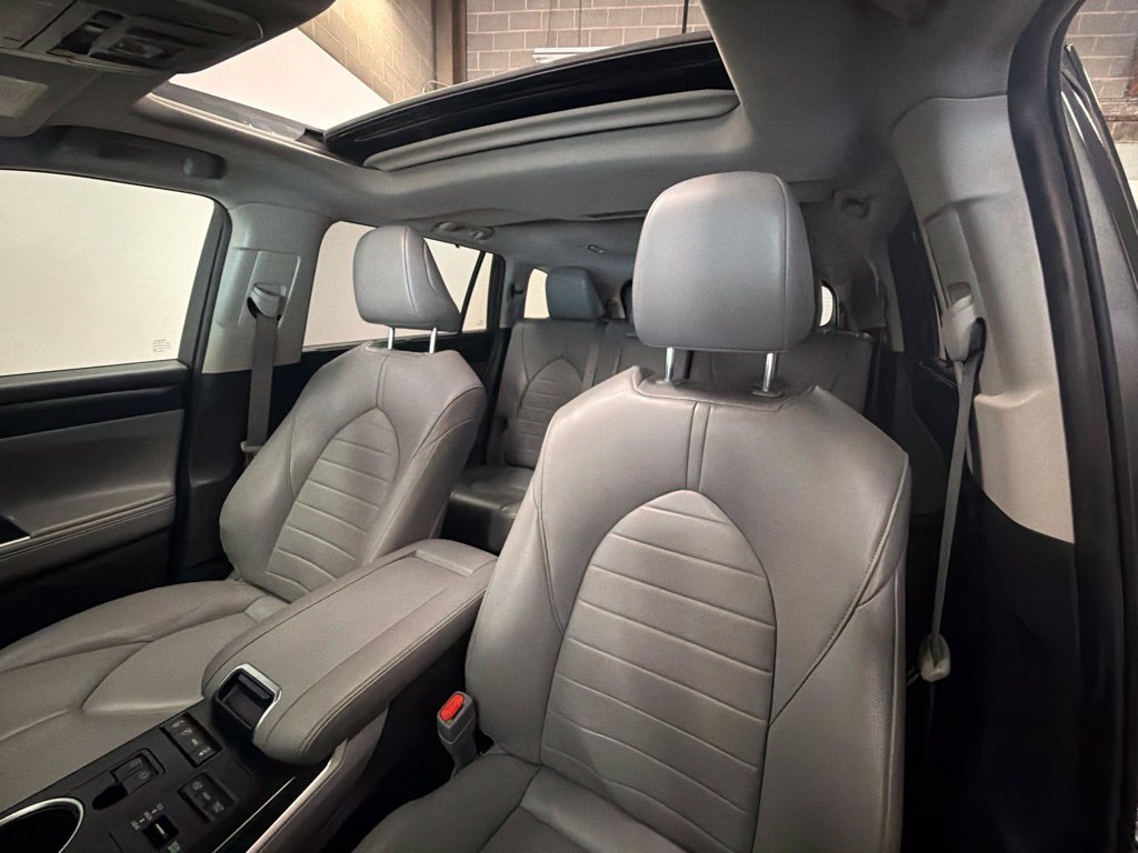 Used 2022 Toyota Highlander XLE AWD/4WD image 16