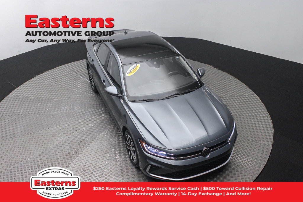 Used 2025 Volkswagen Jetta SE FWD image 4