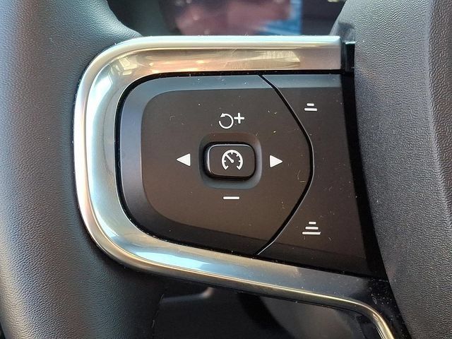 Certified 2025 Volvo XC40 B5 Core AWD/4WD image 17