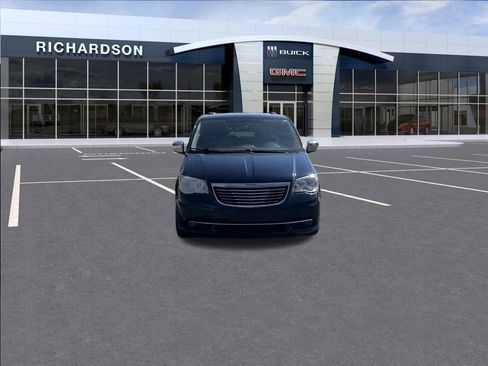 Used 2015 Chrysler Town & Country Touring-L w/ Driver Convenience Group image 9