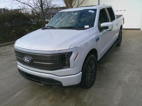 Used 2025 Ford F150 Lightning Lariat image 7