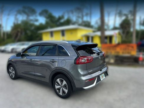 Used 2017 Kia Niro EX FWD image 3