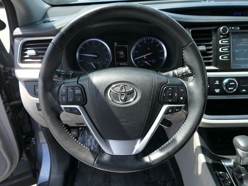 Used 2018 Toyota Highlander XLE FWD image 16