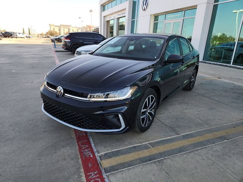 Certified 2025 Volkswagen Jetta SE image 3