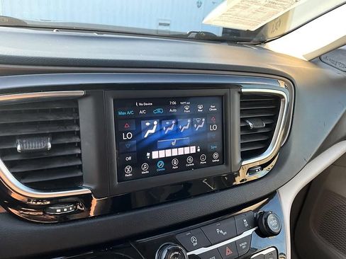 Used 2018 Chrysler Pacifica Touring-L w/ Tire & Wheel Group FWD image 19