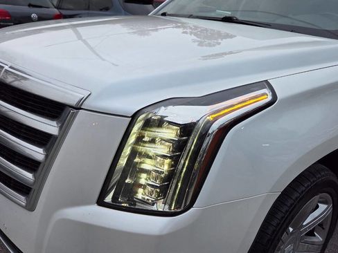 Used 2016 Cadillac Escalade ESV Premium image 19