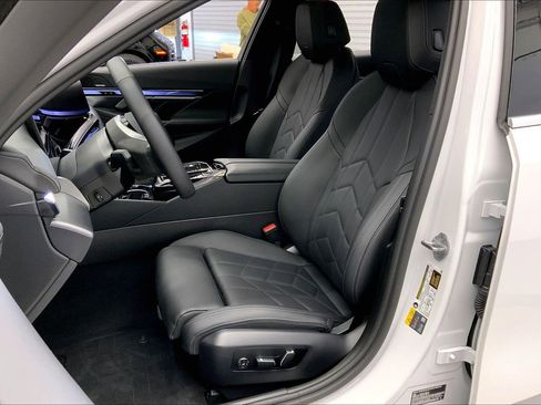 Used 2025 BMW i5 xDrive40 w/ M Sport Package AWD/4WD image 4