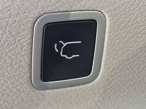 Used 2024 Chrysler Voyager LX FWD image 30