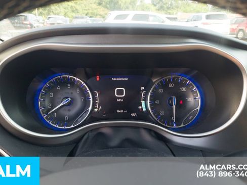 Used 2024 Chrysler Pacifica Touring-L FWD image 12