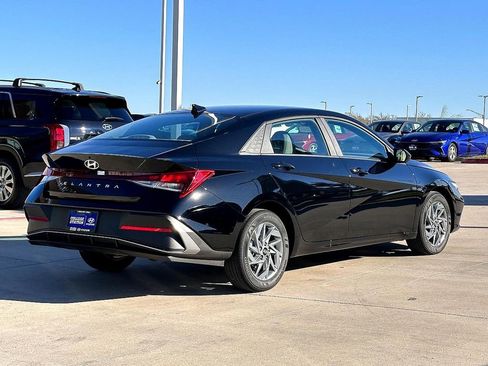 Used 2024 Hyundai Elantra SEL image 7