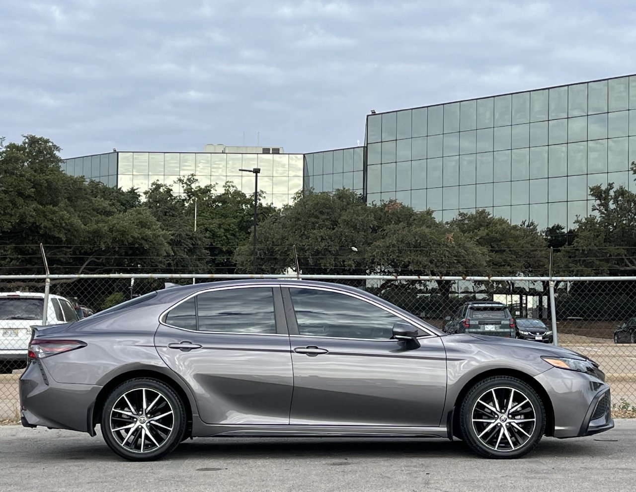 Used 2023 Toyota Camry SE FWD image 3