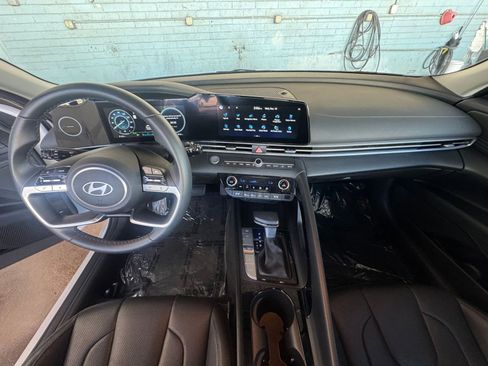 Used 2025 Hyundai Elantra Limited image 34