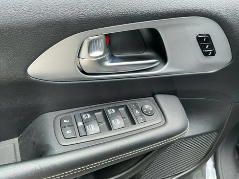 Used 2025 Chrysler Pacifica Limited FWD image 23