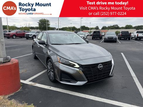Used 2025 Nissan Altima 2.5 SV FWD image 1