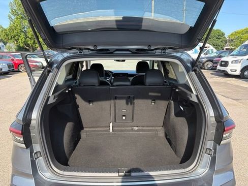 Used 2025 Volkswagen Taos SE FWD image 21