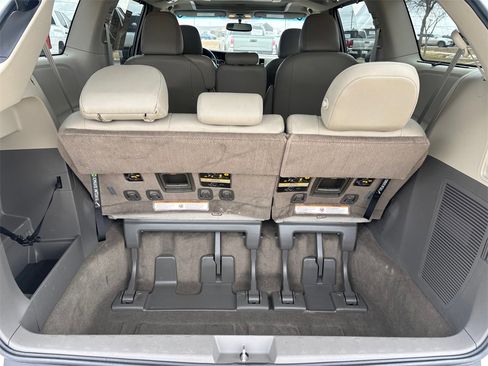 Used 2017 Toyota Sienna XLE image 32