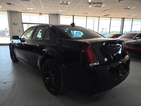 Used 2022 Chrysler 300 Touring w/ Sport Appearance Package RWD image 5