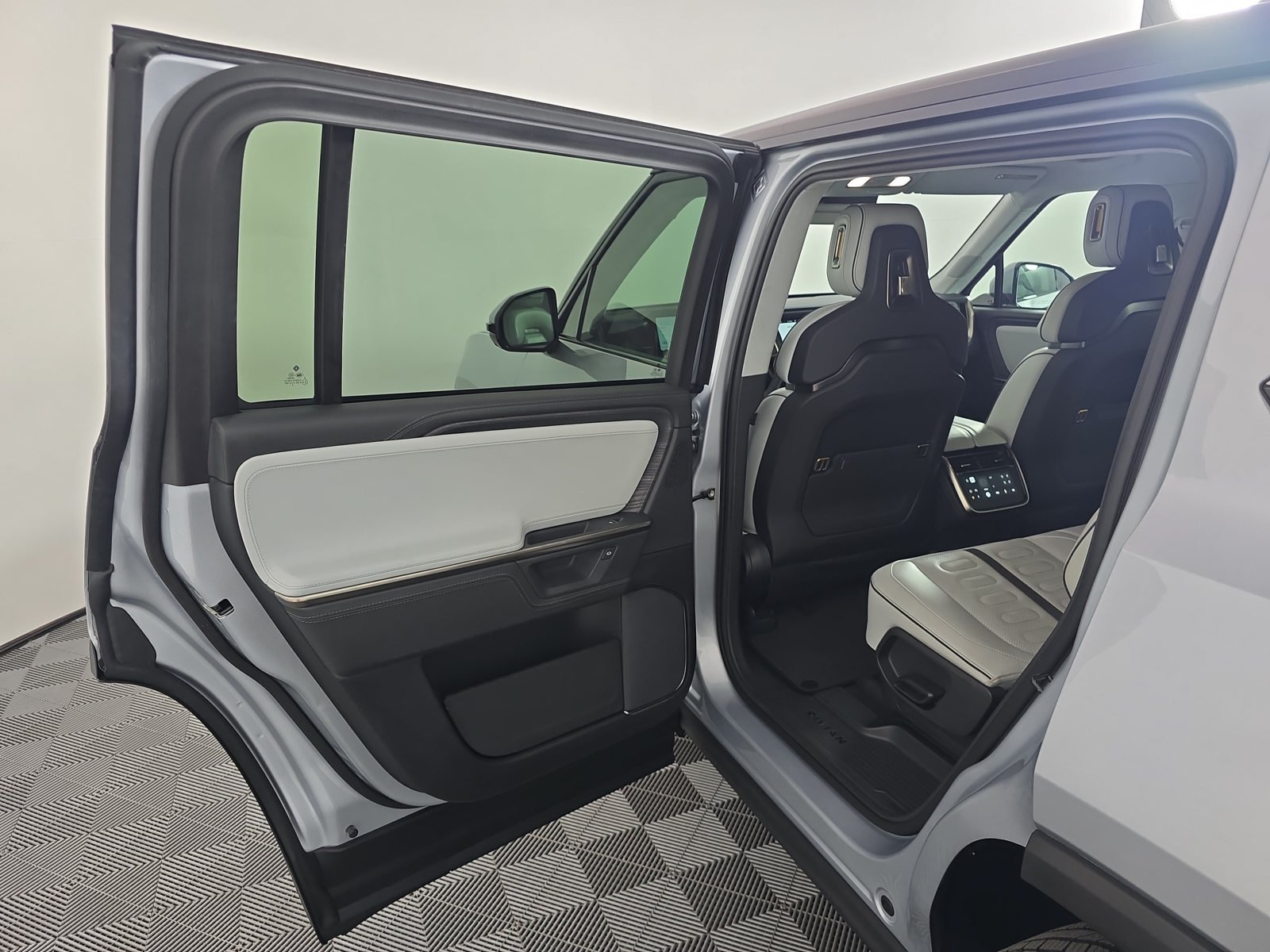 Used 2025 Rivian R1S Adventure Dual AWD/4WD image 17