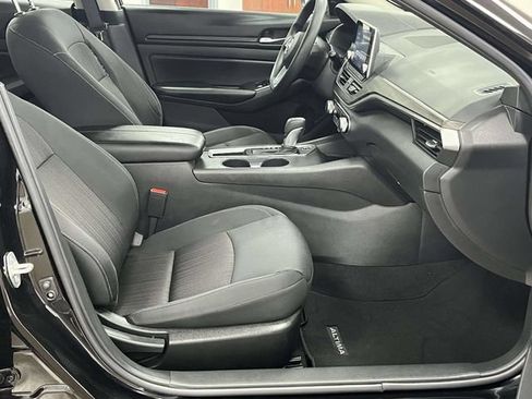 Used 2025 Nissan Altima 2.5 SV FWD image 25