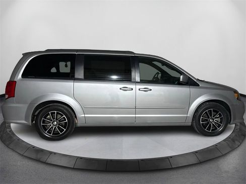 Used 2017 Dodge Grand Caravan GT image 4