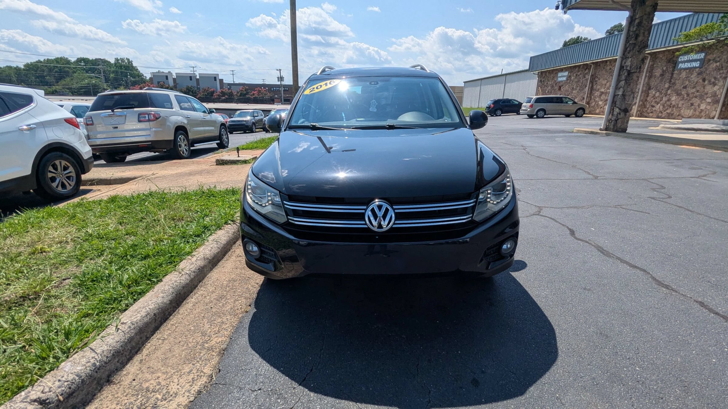 Used 2016 Volkswagen Tiguan SE FWD image 2