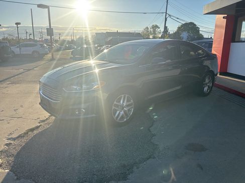 Used 2015 Ford Fusion SE w/ Equipment Group 202A image 9