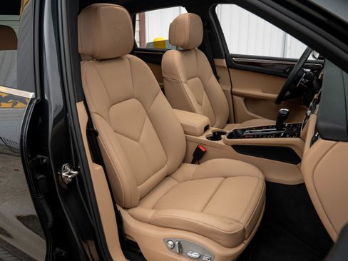 Certified 2025 Porsche Macan AWD/4WD image 31