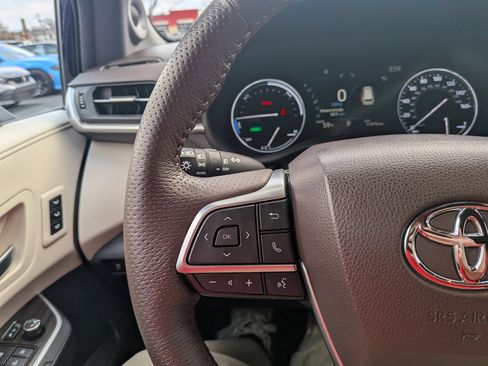 Certified 2023 Toyota Sienna Platinum image 17