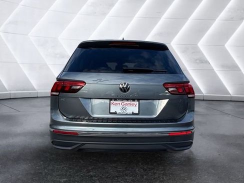 Used 2023 Volkswagen Tiguan SE w/ Panoramic Sunroof Package FWD image 3