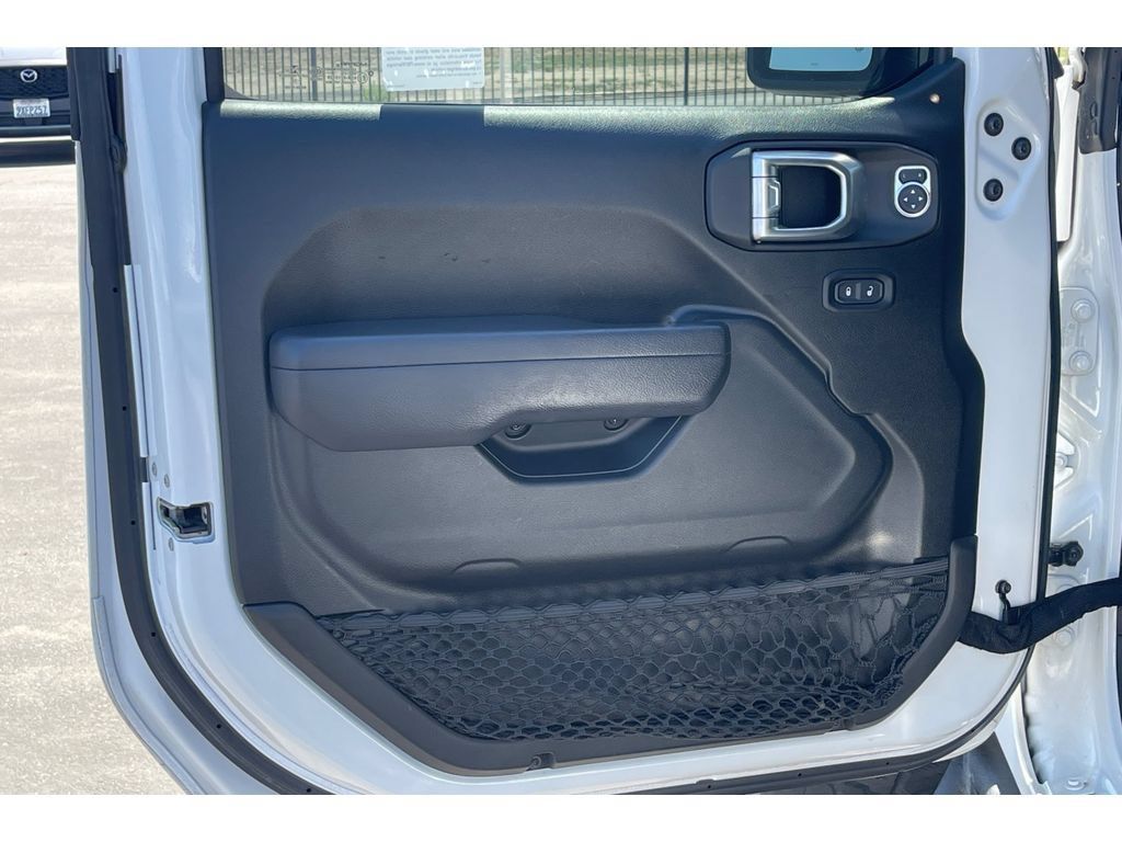 Used 2022 Jeep Wrangler Unlimited Rubicon AWD/4WD image 11