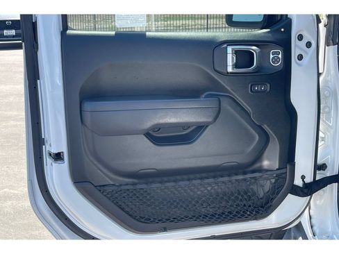 Used 2022 Jeep Wrangler Unlimited Rubicon AWD/4WD image 11