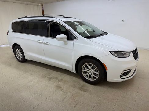 Used 2022 Chrysler Pacifica Touring-L FWD image 8