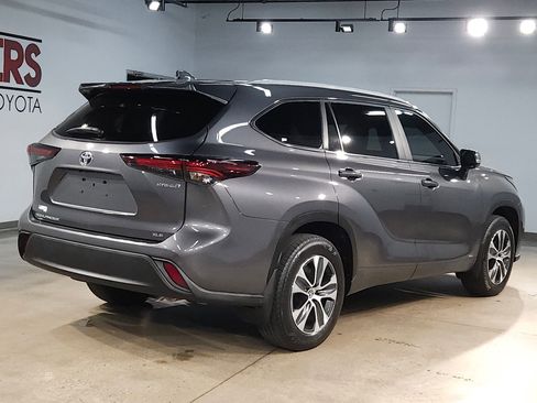 Certified 2024 Toyota Highlander XLE AWD/4WD image 7