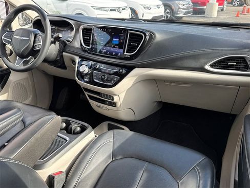 Used 2022 Chrysler Pacifica Touring-L image 7