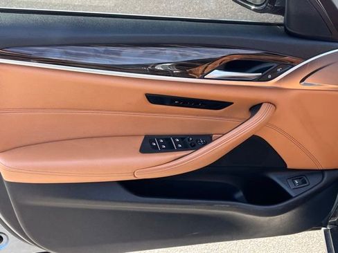 Used 2019 BMW 530i xDrive w/ Premium Package image 12