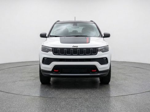 Used 2025 Jeep Compass Trailhawk image 2