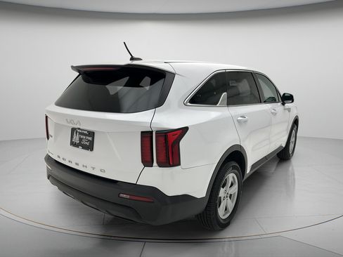 Used 2022 Kia Sorento LX AWD/4WD image 4