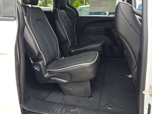 New 2026 Chrysler Pacifica Limited w/ S Appearance Package image 10
