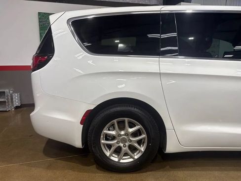 Used 2023 Chrysler Pacifica Touring-L FWD image 65