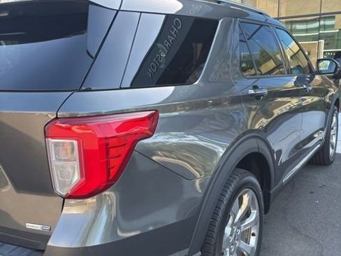 Used 2020 Ford Explorer Platinum w/ Premium Technology Package image 6