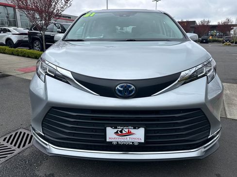 Used 2021 Toyota Sienna XLE image 8