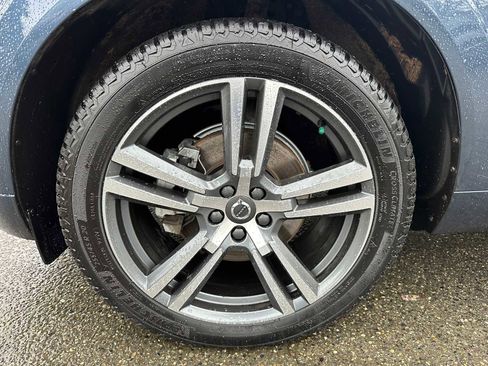 Used 2021 Volvo XC60 T5 Momentum w/ Advanced Package image 9