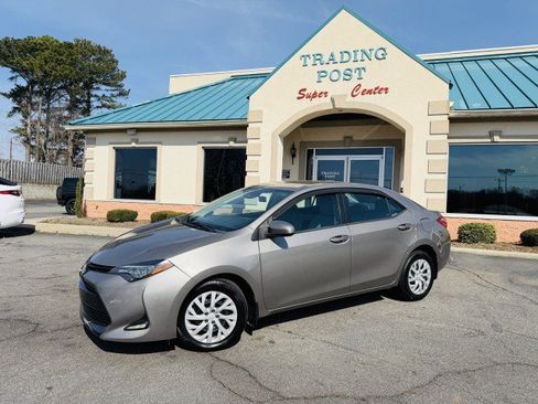 Used 2018 Toyota Corolla LE image 3