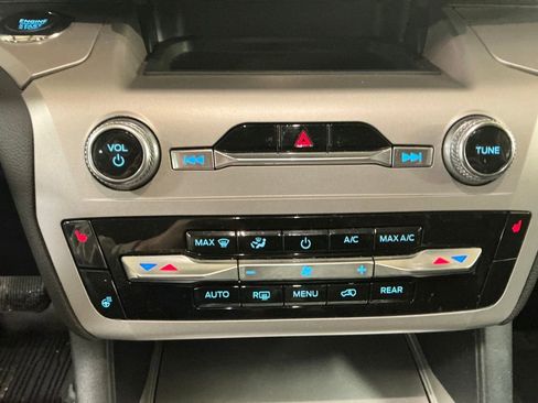 Used 2022 Ford Explorer XLT w/ Equipment Group 202A image 19