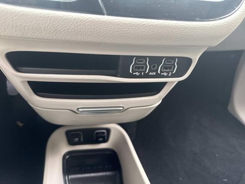 Used 2021 Chrysler Pacifica Touring image 21