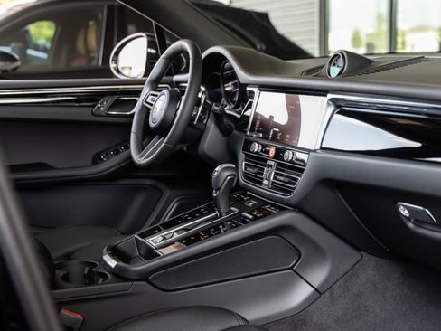 Certified 2026 Porsche Macan AWD/4WD image 46