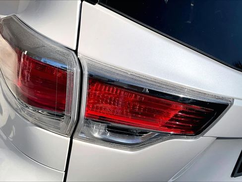 Used 2016 Toyota Highlander Plus FWD image 28