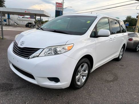 Used 2012 Toyota Sienna LE FWD image 1